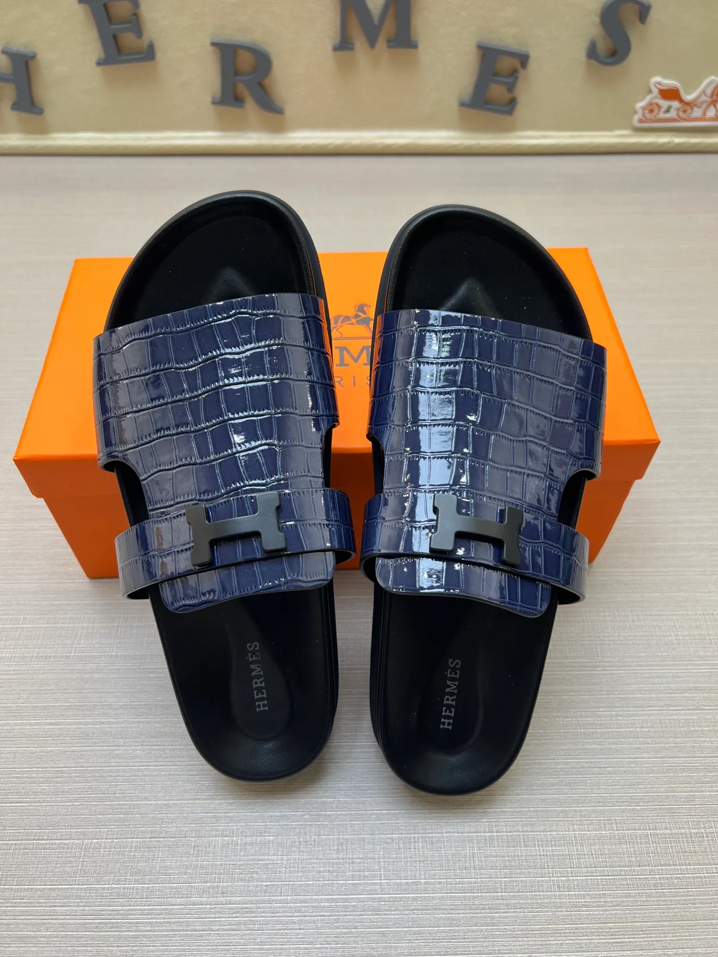 [H Family Hermès] P: 360💰 Size: 38-45 Hermes Men’s Kazimir Slippers - 2025 Summer New Hermès Same as the original version, with colored cowhide surface + rubber combined sole, handmade by master-level craftsmen! ❥High-end customization, exclusive products, the highest version in the industry.